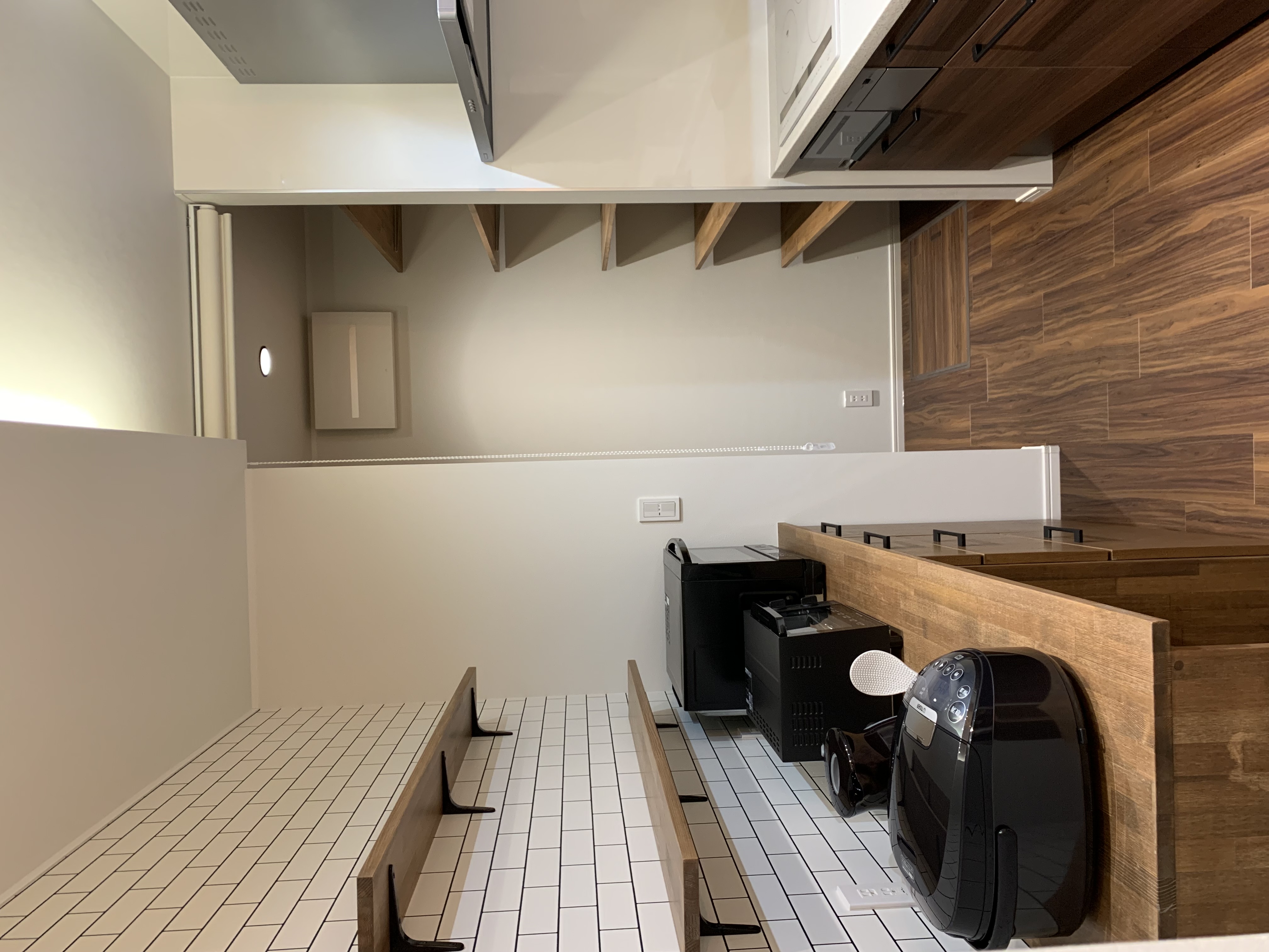 キッチン奥のパントリーは、両側に可動棚を造作。